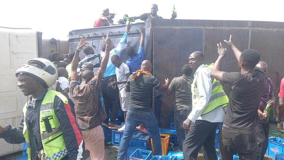 Abuja Residents Storm Accident Scene With Buckets, Others For Free Beer