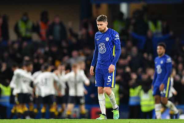 Chelsea throw away lead against Everton to lose ground on Premier League leaders